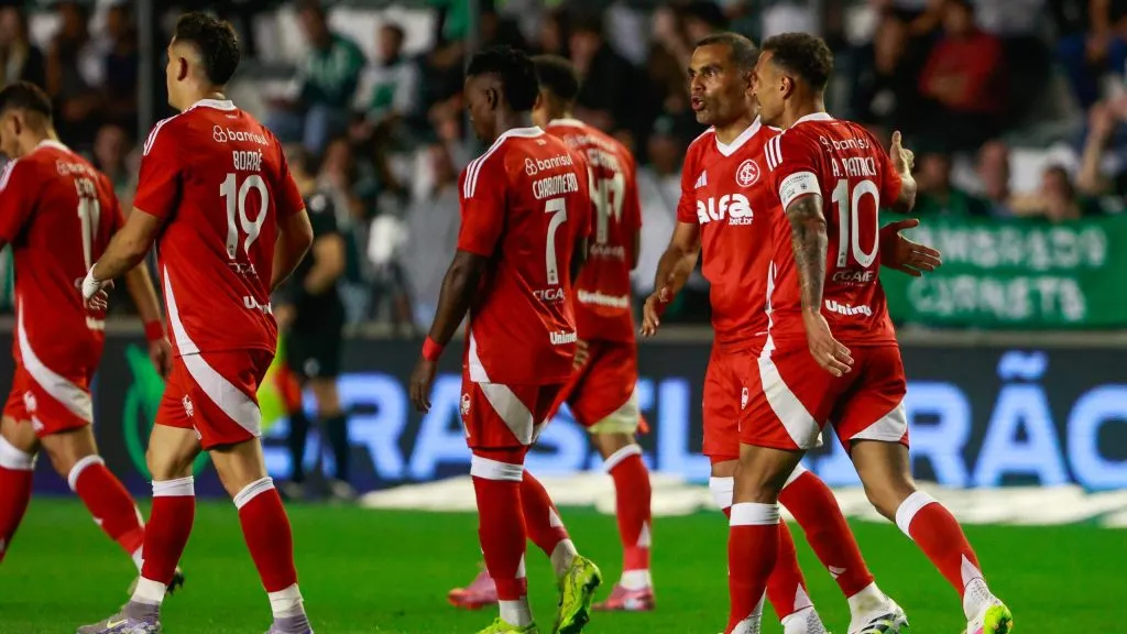 Alan Patrick jogador do Internacional comemora seu gol com jogadores do seu time durante partida contra o Juventude no estadio Alfredo Jaconi pelo campeonato Brasileiro A 2025. Foto: Luiz Erbes/AGIF