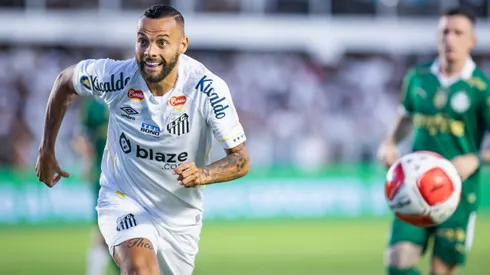 Guilherme jogador do Santos durante partida contra o Palmeiras - Foto: Abner Dourado/AGIF