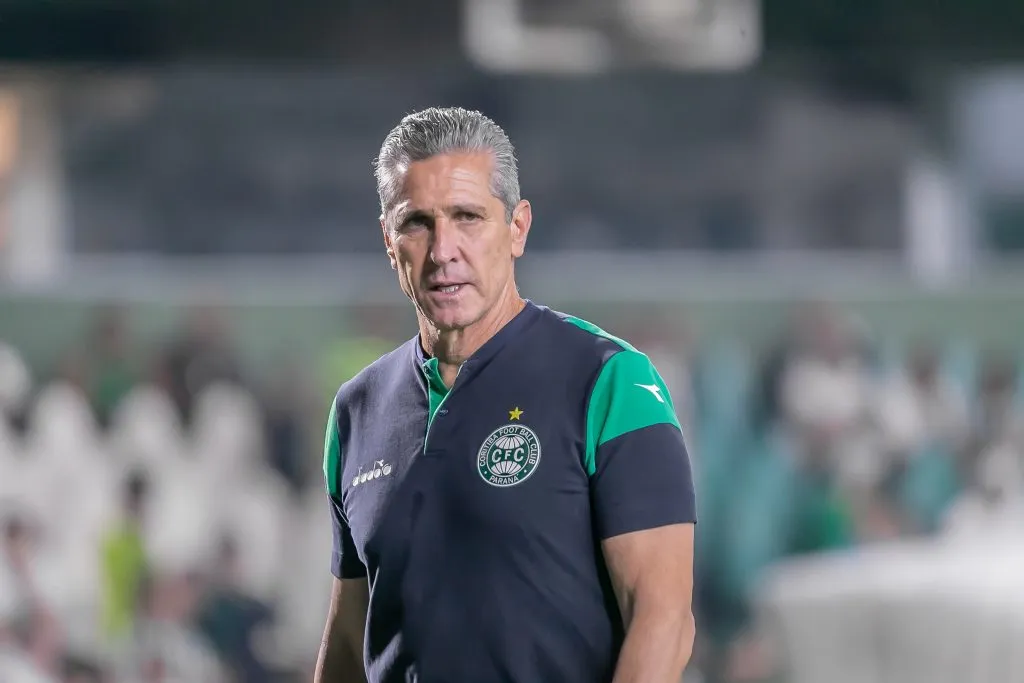 O último clube de Jorginho foi em 2024, com o Coritiba. Foto: Fernando Teramatsu/AGIF