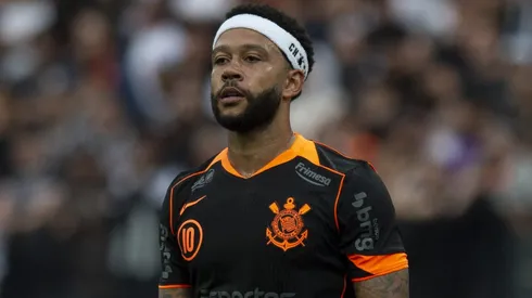 Memphis Depay se impôs em acordo com o Corinthians.