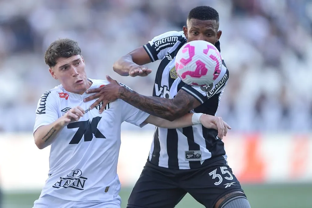 Danilo jogador do Botafogo disputa lance com Rollheiser jogador do Santos durante partida no estadio Engenhao pelo campeonato Brasileiro A 2025. Foto: Thiago Ribeiro/AGIF