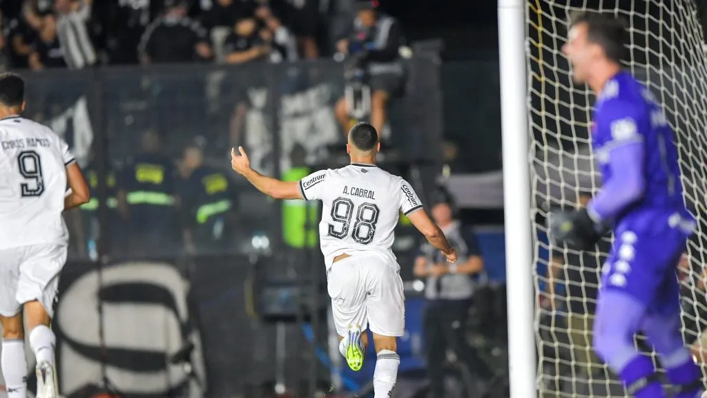 Arthur Cabral comemora gol contra o Vasco. Foto: Thiago Ribeiro/AGIF