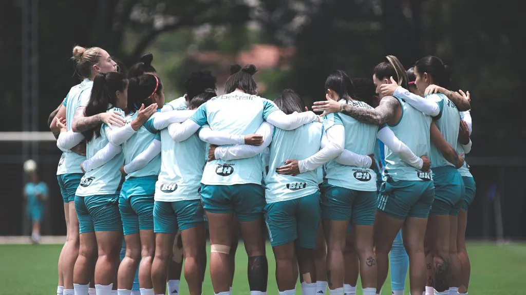 Time feminino do Cruzeiro em treinamento