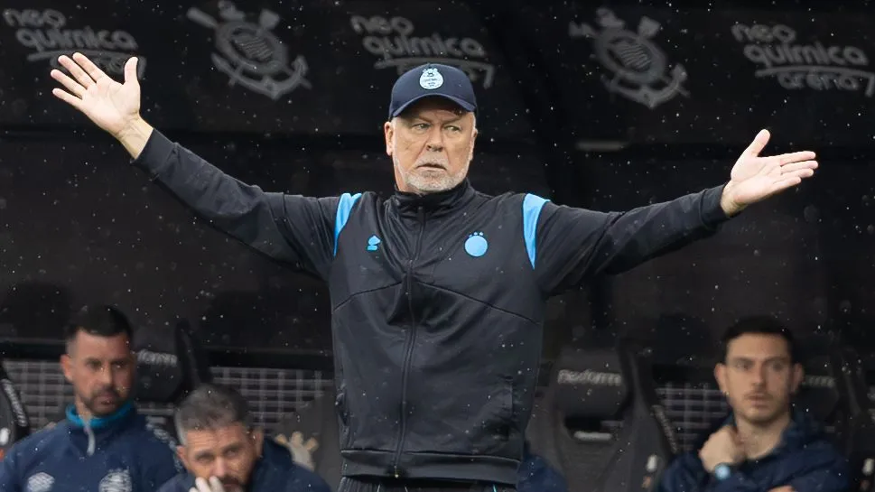SP – SAO PAULO – 02/11/2025 – BRASILEIRO A 2025, CORINTHIANS X GREMIO – MANO MENEZES tecnico do Gremio durante partida contra o Corinthians no estadio Arena Corinthians pelo campeonato Brasileiro A 2025. Foto: Joisel Amaral/AGIF