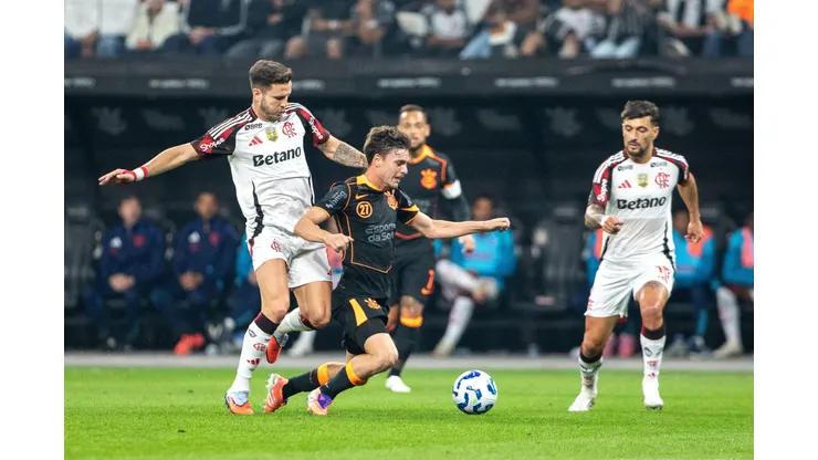 Falta em Breno Bidon, do Corinthians, em jogo contra o Flamengo na Neo Química Arena, válido pelo Brasileirão 2025 | Crédito: Alamy Live News