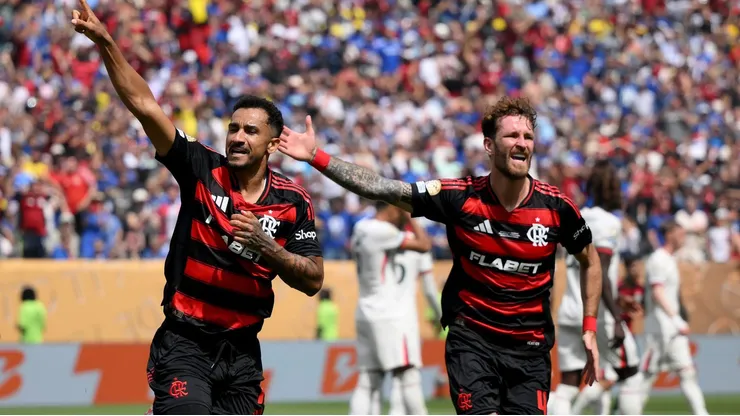 Danilo e Léo Pereira atuando diante do Chelsea (ING)