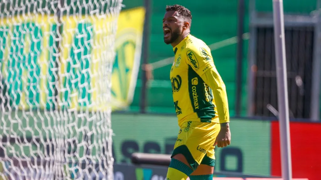 Reinaldo vibrando após balançar a rede contra o Juventude, pelo Brasileirão – Foto: Luiz Erbes/AGIF