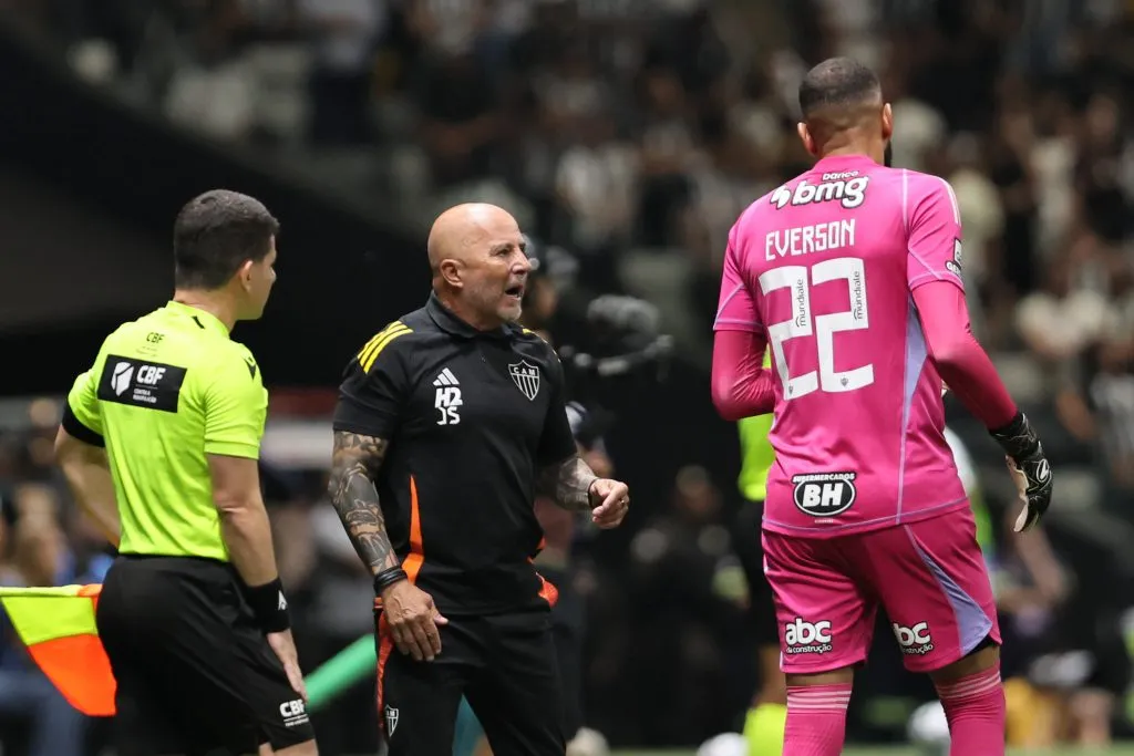 Jorge Sampaoli tecnico do Atletico-MG durante partida contra o Cruzeiro no estadio Arena MRV pelo Brasileiro A 2025. Foto: Gilson Lobo/AGIF