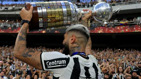RIO DE JANEIRO, BRAZIL - DECEMBER 08: Alexander Barboza of Botafogo shows the Libertadores champions trophy after a match between Botafogo and Sao Paulo as part of Brasileirao 2024 at Estadio Olímpico Nilton Santos on December 08, 2024 in Rio de Janeiro, Brazil. (Photo by Buda Mendes/Getty Images)
