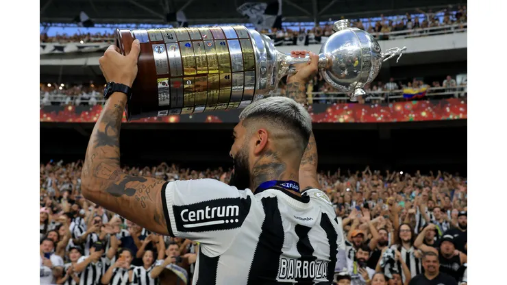 RIO DE JANEIRO, BRAZIL - DECEMBER 08: Alexander Barboza of Botafogo shows the Libertadores champions trophy after a match between Botafogo and Sao Paulo as part of Brasileirao 2024 at Estadio Olímpico Nilton Santos on December 08, 2024 in Rio de Janeiro, Brazil. (Photo by Buda Mendes/Getty Images)