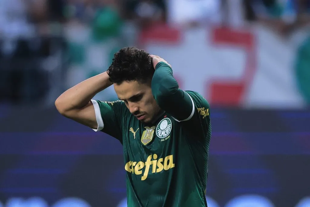 Raphael Veiga jogador do Palmeiras lamenta durante partida contra o Flamengo – Foto: Ettore Chiereguini/AGIF