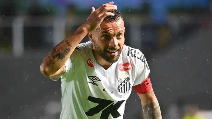 Guilherme vibra ao marcar o gol da vitória no clássico diante do São Paulo na Vila Belmiro - Jota Erre/AGIF