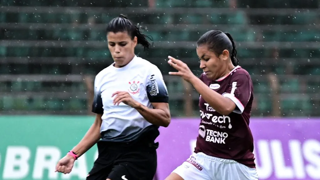 Time feminino sub-20 da Ferroviária em campo contra o Corinthians