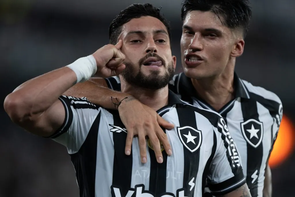 Alex Telles jogador do Botafogo comemora seu gol com Joaquin Correa jogador da sua equipe durante partida contra o Vasco no estadio Engenhao pelo campeonato Brasileiro A 2025. Foto: Jorge Rodrigues/AGIF