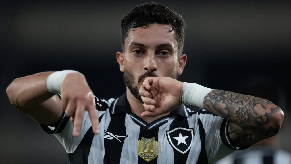 Alex Telles jogador do Botafogo comemora seu gol durante partida contra o Vasco  – Foto: Jorge Rodrigues/AGIF