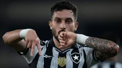 Alex Telles jogador do Botafogo comemora seu gol durante partida contra o Vasco - Foto: Jorge Rodrigues/AGIF