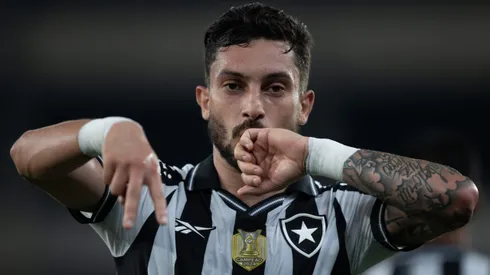 Alex Telles jogador do Botafogo comemora seu gol durante partida contra o Vasco - Foto: Jorge Rodrigues/AGIF