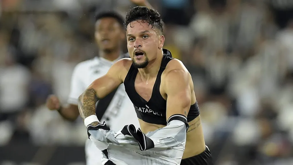 Artur, atacante do Botafogo em partida pelo campeonato brasileiro (Foto: Dhavid Normando/Getty Images)