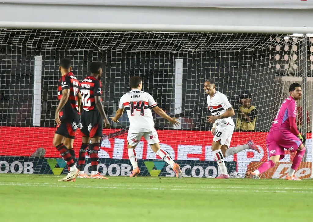 Luciano jogador do Sao Paulo comemora seu gol durante partida contra o Flamengo no estadio Vila Belmiro pelo campeonato Brasileiro A 2025. Foto: Mauricio De Souza/AGIF