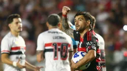 SP - SANTOS - 05/11/2025 - BRASILEIRO A 2025, SAO PAULO X FLAMENGO - De Arrascaeta jogador do Flamengo comemora seu gol durante partida contra o Sao Paulo no estadio Vila Belmiro pelo campeonato Brasileiro A 2025. Foto: Mauricio De Souza/AGIF