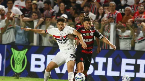 De Arrascaeta. jogador do Flamengo, durante partida contra o Sao Paulo no estadio Vila Belmiro pelo campeonato Brasileiro A 2025. Foto: Mauricio De Souza/AGIF