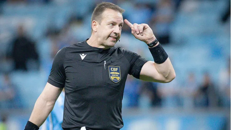 RS - PORTO ALEGRE - 05/11/2025 - BRASILEIRO A 2025, GREMIO X CRUZEIRO - O arbitro Lucas Paulo Torezin durante partida entre Gremio e Cruzeiro no estadio Arena do Gremio pelo campeonato Brasileiro A 2025. Foto: Maxi Franzoi/AGIF