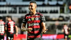 SP - SANTOS - 05/11/2025 - BRASILEIRO A 2025, SAO PAULO X FLAMENGO - Samuel Lino jogador do Flamengo comemora seu gol durante partida contra o Sao Paulo no estadio Vila Belmiro pelo campeonato Brasileiro A 2025. Foto: Jota Erre/AGIF