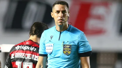 Árbitro Rodrigo José Pereira de Lima marcou pênalti para o Flamengo no começo do jogo contra o São Paulo