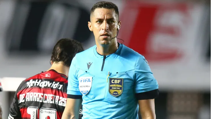 Árbitro Rodrigo José Pereira de Lima marcou pênalti para o Flamengo no começo do jogo contra o São Paulo