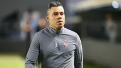 Jair Ventura, técnico do Vitoria, durante partida contra o Santos no estadio Vila Belmiro pelo campeonato Brasileiro A 2025. Foto: Mauricio De Souza/AGIF