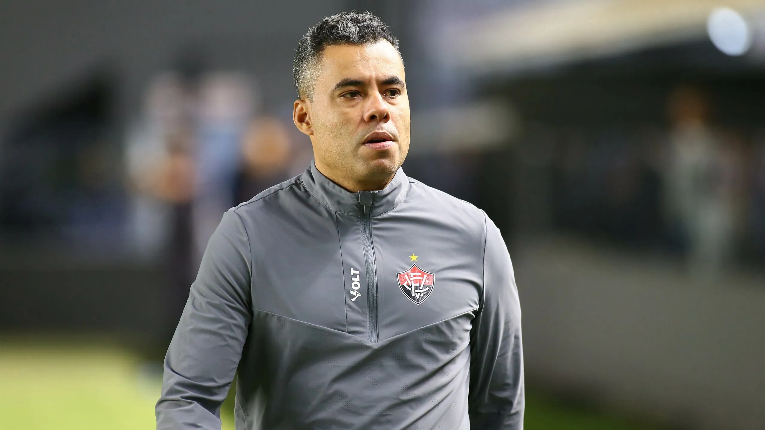 Jair Ventura, técnico do Vitoria, durante partida contra o Santos no estadio Vila Belmiro pelo campeonato Brasileiro A 2025. Foto: Mauricio De Souza/AGIF