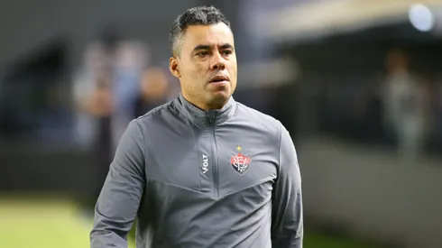 Jair Ventura, técnico do Vitoria, durante partida contra o Santos no estadio Vila Belmiro pelo campeonato Brasileiro A 2025. Foto: Mauricio De Souza/AGIF
