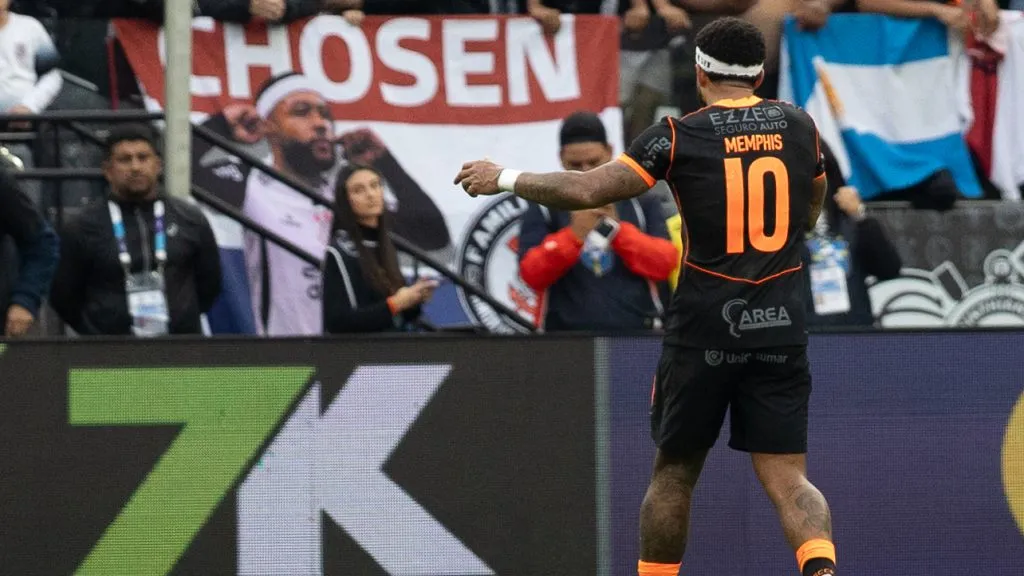 Memphis Depay que teria tomado a decisão de deixar o hotel, revelou o presidente  – Foto: Joisel Amaral/AGIF