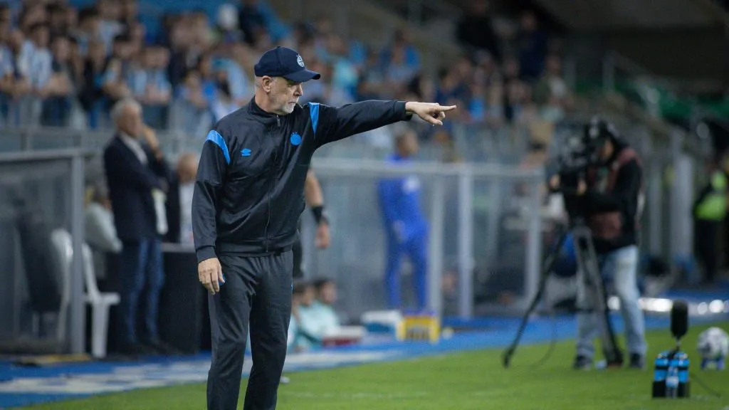 Mano Menezes em ação no duelo contra o Cruzeiro – Foto: Maxi Franzoi/AGIF