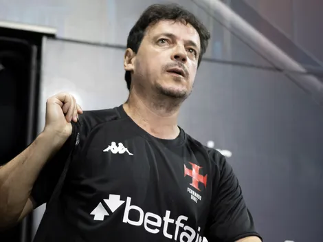 Organizada do Vasco protesta contra jogadores e defende Fernando Diniz: "Vão boicotar?"