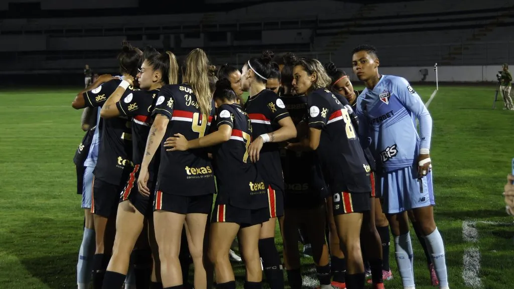 Jogadoras do São Paulo em campo na Copa do Brasil Feminina