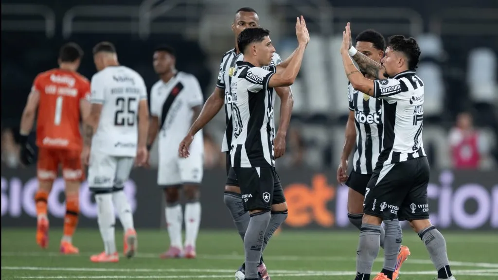 Botafogo foi muito superior no clássico - Foto: Jorge Rodrigues/AGIF.