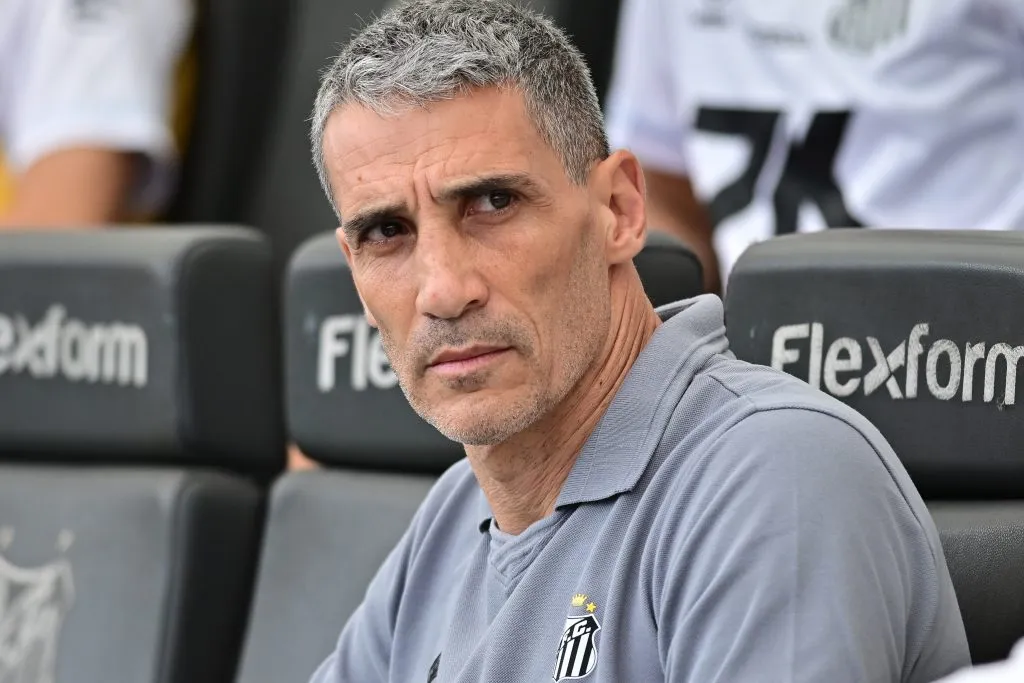 Juan Pablo Vojvoda tecnico do Santos durante partida contra o Fortaleza no estadio Vila Belmiro pelo campeonato Brasileiro A 2025. Foto: Jota Erre/AGIF