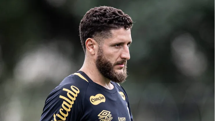 Zé durante treinamento no CT Rei Pelé