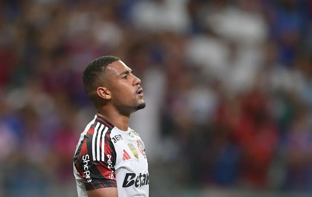 Samuel Lino jogador do Flamengo lamenta durante partida contra o Bahia no estadio Fonte Nova pelo campeonato Brasileiro A 2025. Foto: Jhony Pinho/AGIF