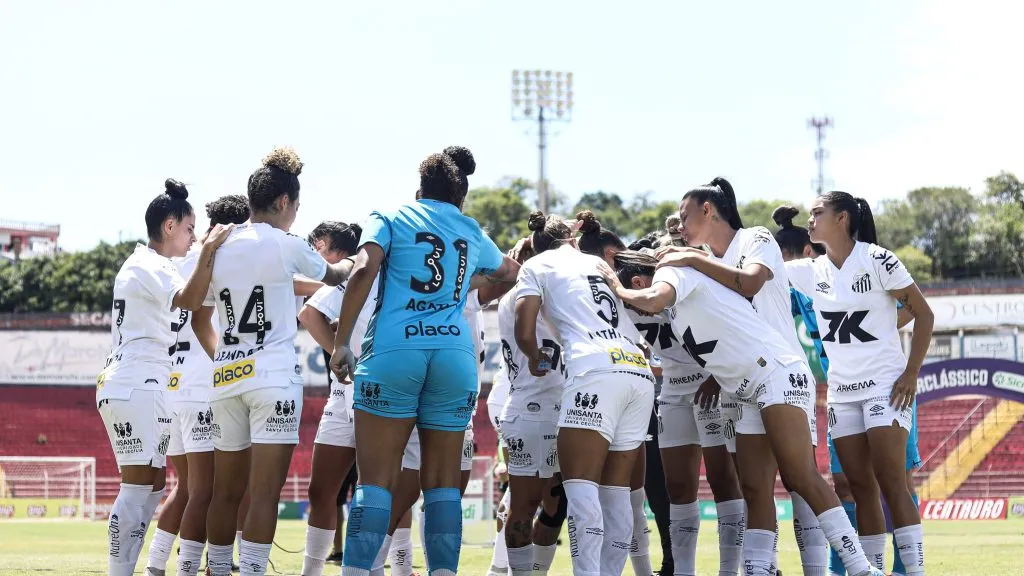 Elenco feminino do Santos em campo
