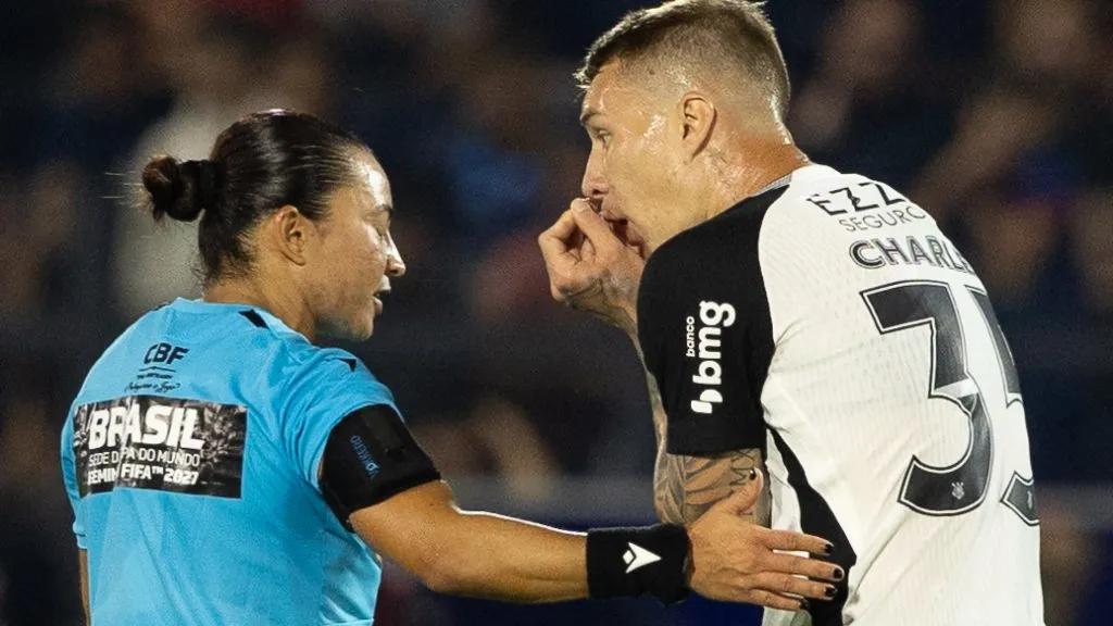 Charles recebe cartão vermelho durante partida contra o Bragantino. Foto: Joisel Amaral/AGIF