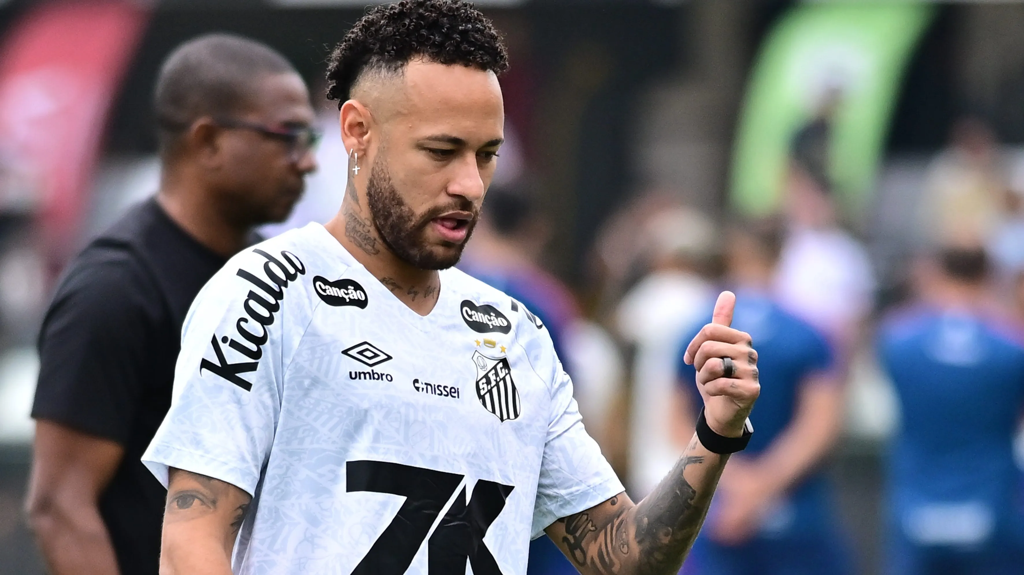 SP – SANTOS – 01/11/2025 – BRASILEIRO A 2025, SANTOS X FORTALEZA – Neymar Jr jogador do Santos durante aquecimento antes da partida contra o Fortaleza no estadio Vila Belmiro pelo campeonato Brasileiro A 2025. Foto: Jota Erre/AGIF