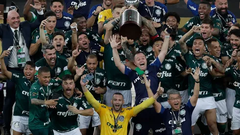 RIO DE JANEIRO, BRAZIL - JANUARY 30: Felipe Melo and Gustavo Gomez of Palmeiras lift the Copa CONMEBOL Libertadores trophy after the final of Copa CONMEBOL Libertadores 2020 between Palmeiras and Santos at Maracanã Stadium on January 30, 2021 in Rio de Janeiro, Brazil. (Photo by Silvia Izquierdo - Pool/Getty Images)