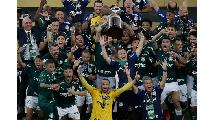RIO DE JANEIRO, BRAZIL - JANUARY 30: Felipe Melo and Gustavo Gomez of Palmeiras lift the Copa CONMEBOL Libertadores trophy after the final of Copa CONMEBOL Libertadores 2020 between Palmeiras and Santos at Maracanã Stadium on January 30, 2021 in Rio de Janeiro, Brazil. (Photo by Silvia Izquierdo - Pool/Getty Images)