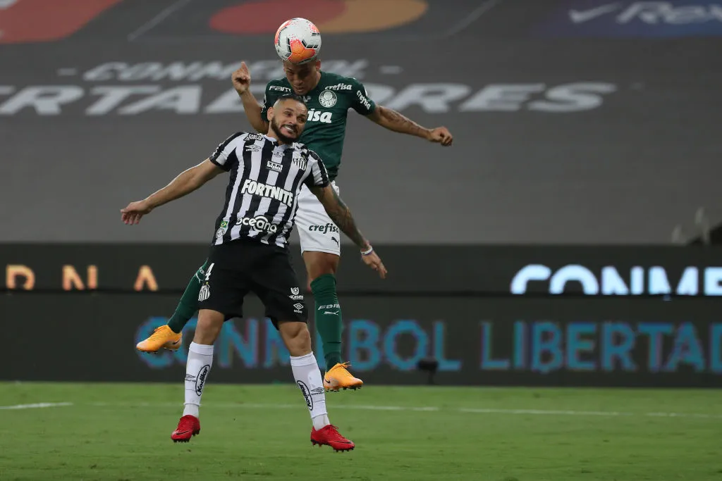 A última final entre as equipes foi na Libertadores da América de 2020, no Maracanã. Foto: Ricardo Moraes – Pool/Getty Images)