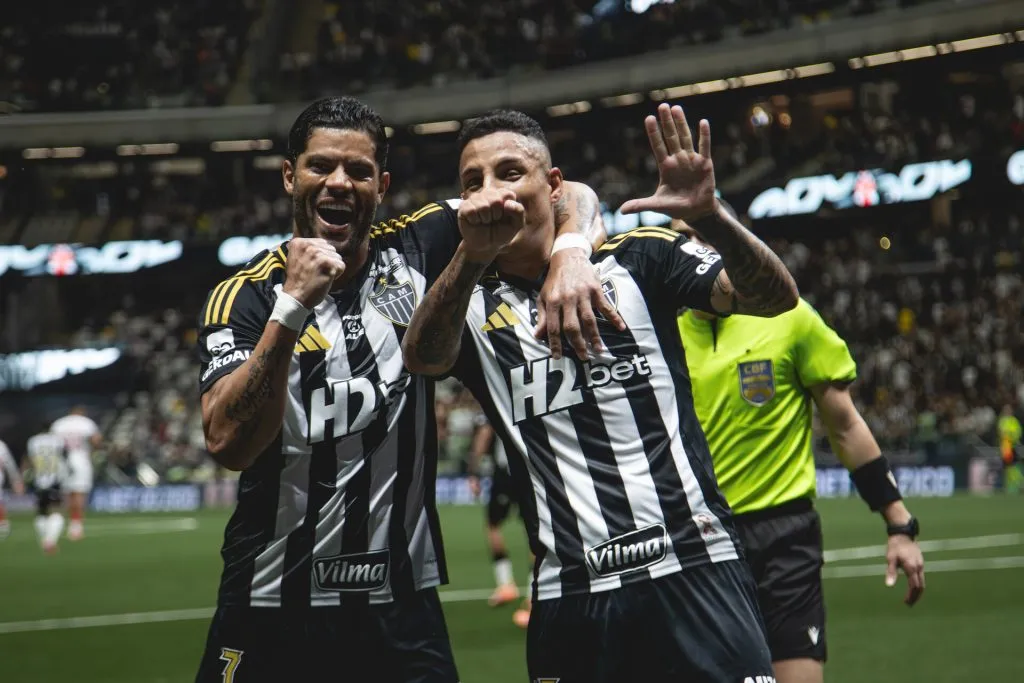 Guilherme Arana comemorando o gol de número 500 da carreira de Hulk (Foto: Pedro Souza/Atlético)