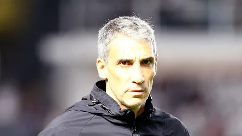 Vojvoda durante jogo do Peixe na Vila Belmiro.