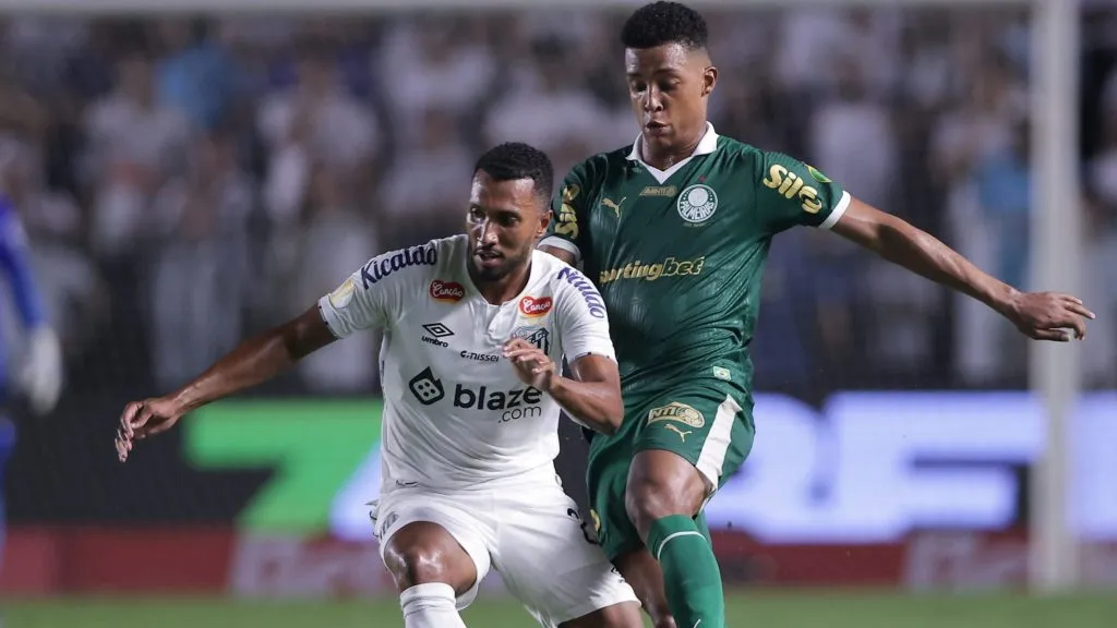 SP – SANTOS – 22/01/2025 – PAULISTA 2025, SANTOS X PALMEIRAS – Lucas Braga jogador do Santos disputa lance com Vanderlan jogador do Palmeiras durante partida no estadio Vila Belmiro pelo campeonato Paulista 2025. Foto: Ettore Chiereguini/AGIF