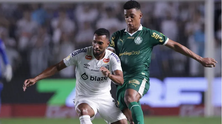 SP - SANTOS - 22/01/2025 - PAULISTA 2025, SANTOS X PALMEIRAS - Lucas Braga jogador do Santos disputa lance com Vanderlan jogador do Palmeiras durante partida no estadio Vila Belmiro pelo campeonato Paulista 2025. Foto: Ettore Chiereguini/AGIF